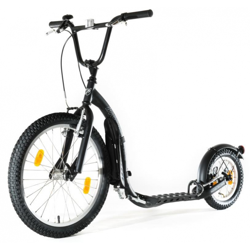 De zwarte Kickbike Freeride om de steppen naar school