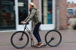 Blijf fit en slank. Senioren op de step.