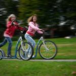 Veilig op de stoep op de step naar school