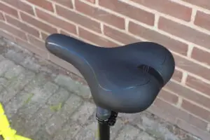 Het zadel van de Kostka Tour loopfiets